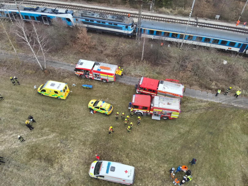 Fotografiile publicate de poliție arată ambulanțele, autospecialele de pompieri, autobuzele și un cort de salvare la locul accidentului.