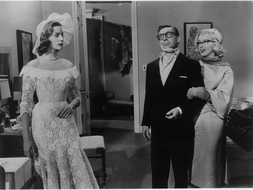 Lauren Bacall îl urmărește pe David Wayne și pe Marilyn Monroe într-o scenă din filmul „How To Marry a Millionaire”, 1953. (Foto: 20th Century-Fox)