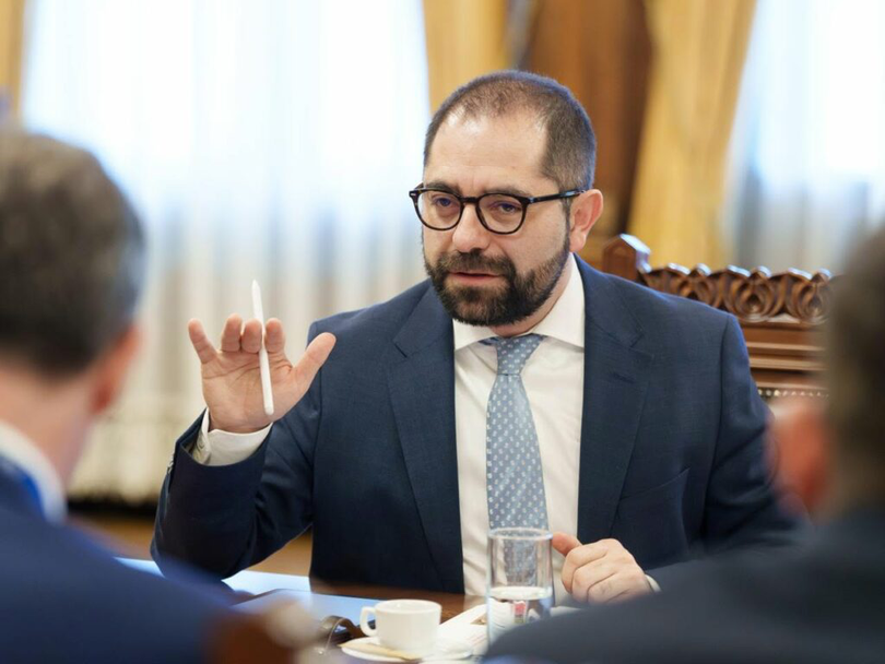 Radu Burnete a fost, între 2020 și 2025, director executiv al Confederației Patronale Concordia. Anterior, între 2013 și 2020, a coordonat afacerile publice ale Foreign Investors Council (FIC). A lucrat la Bruxelles pentru Brunswick LLP, a fost asistent în Parlamentul României și jurnalist la Ziarul Financiar.