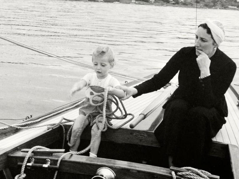 Cariera de navigator a început foarte devreme... Prințesa moștenitoare Märtha și prințul Harald la bordul velierului Sira, în apropiere de Vollen, în Asker, în 1939. Foto: autor necunoscut, Colecțiile Regale.
