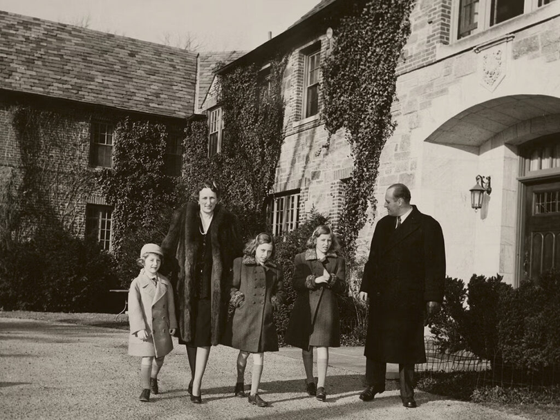 Prințesa Moștenitoare Märtha și Prințul Moștenitor Olav împreună cu Prințul Harald, Prințesa Astrid și Prințesa Ragnhild în fața casei de la Pook's Hill din Maryland. Fotograf necunoscut, Colecțiile Regale.