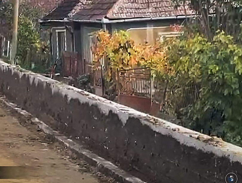 Câțiva localnici din comuna Hodod din județul Satu Mare s-au trezit blocați în propriile curți de un zid ridicat de firma de construcții ce asfaltează drumul