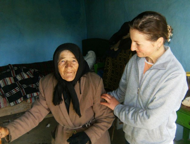 Statul îi ajută pe românii care au grijă de rudele bolnave. Ce sumă vor primi aceste persoane?
