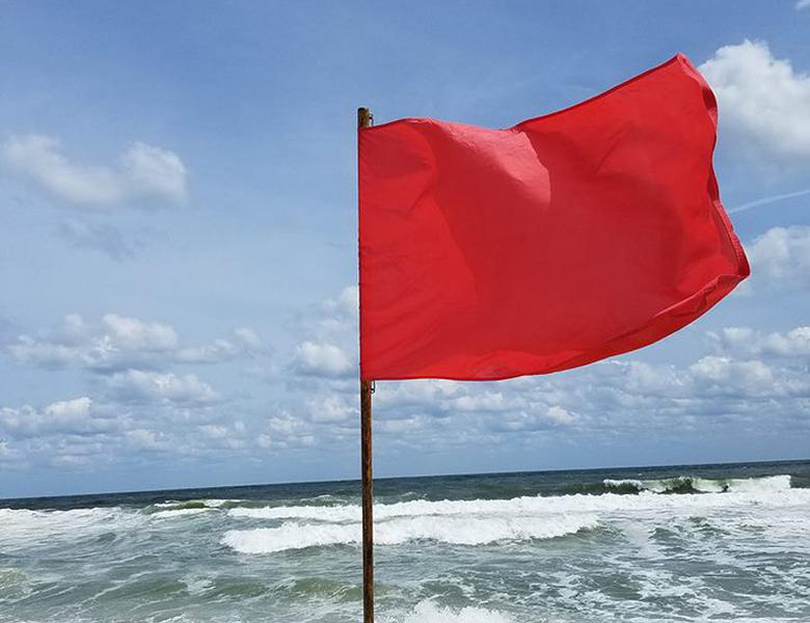 Steag roșu pe litoral
