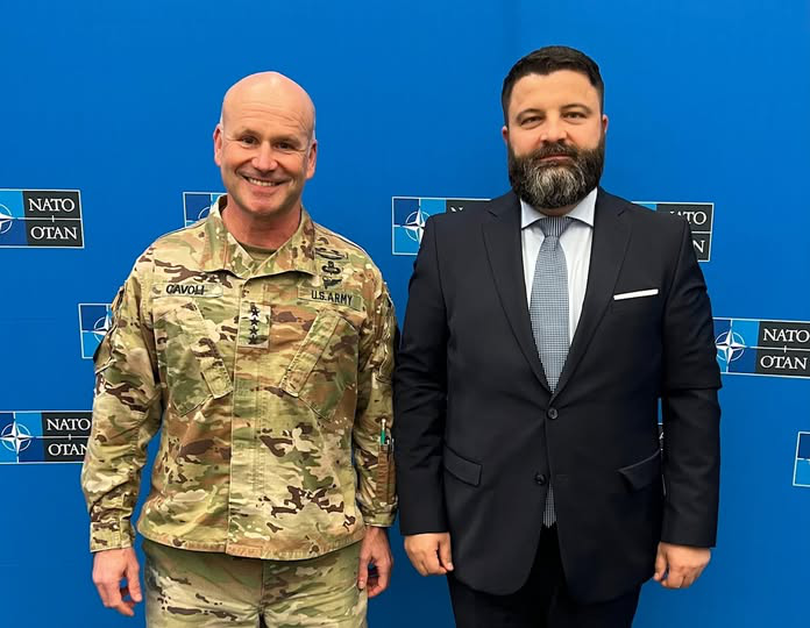 În imagine, Dan Neculăescu împreună cu generalul Christopher Cavoli, Comandantul Suprem al Forțelor Aliate din Europa. 