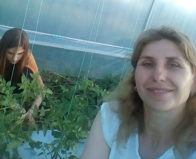 Ruxandra și mama ei, Veronica, îngrijind legumele magice 
