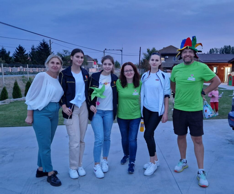 Poză Ruxandra, Teodora, Denisa, mama Ruxandrei și voluntari de la Tabăra Bucuriei