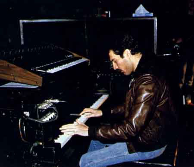 Freddie Mercury la pian