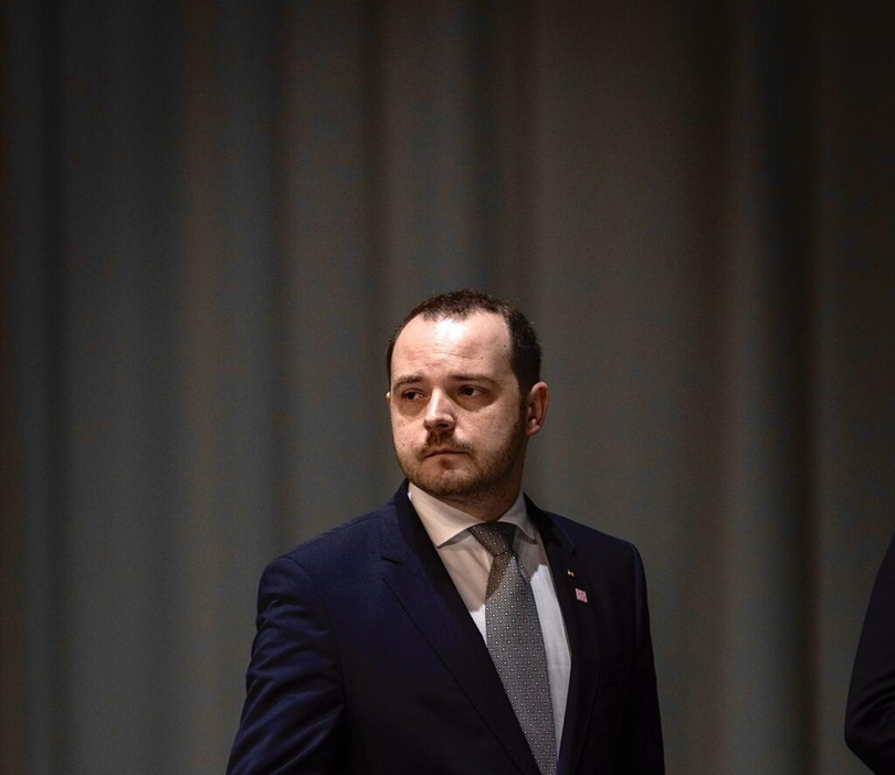 Întrebat dacă regretă situația din coaliția de guvernare, Rogobete a declarat: „Tot ce regret este că democrația din România a ajuns să stea într-un singur om”.