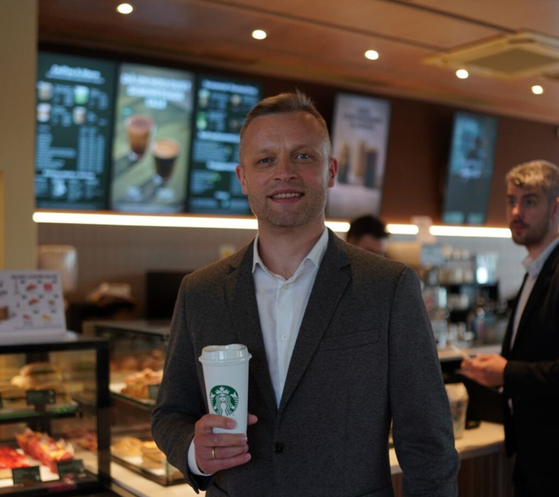 „Deschiderea Starbucks Drive-Thru din Cluj reprezintă un nou pas în angajamentul nostru pe termen lung față de România, o piață în care intenționăm să continuăm să creștem” - Mateusz Sielecki, Brand President Starbucks la AmRest.