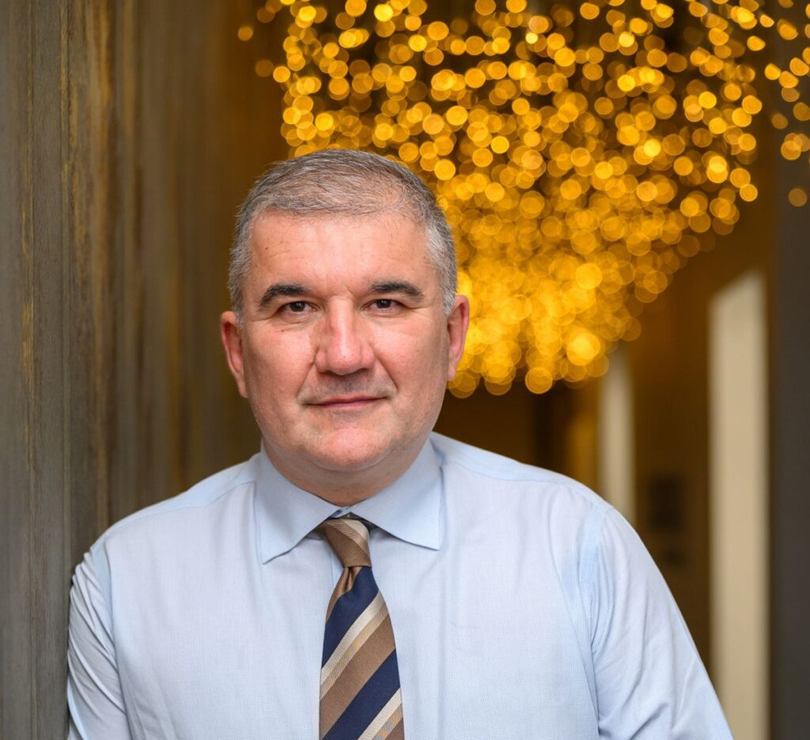 „Discuția despre tehnologie nu poate fi separată de designul muncii. Anxietatea legată de AI nu provine din tehnologie în sine, ci din integrarea acesteia într-un mod de lucru deja dezechilibrat”, explică Mihai Stănescu, fondator RoCoach.