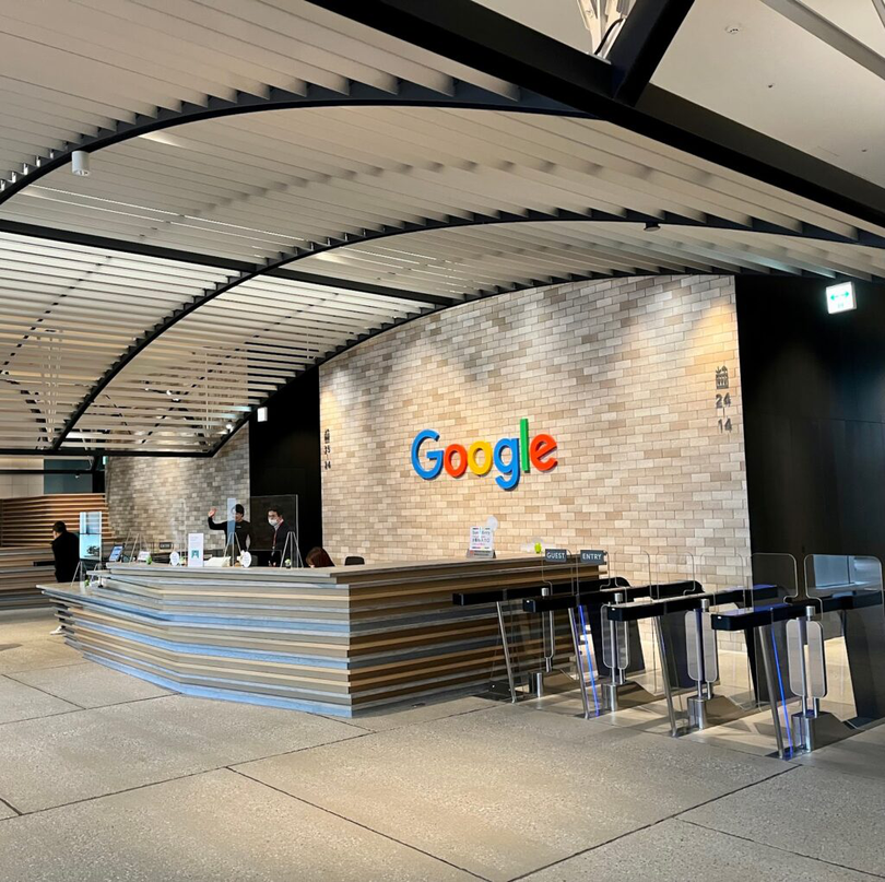 Alphabet devine astfel a patra companie din lume care atinge o capitalizare de 4.000 de miliarde de dolari, după Nvidia, Microsoft şi Apple.