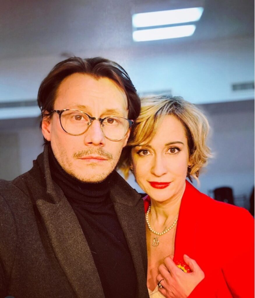 „Fă-mi loc!”, cu Marius Manole și Medeea Marinescu, este un spectacol care ne invită să reflectăm asupra propriei noastre existențe, dincolo de conveniențele sociale.
