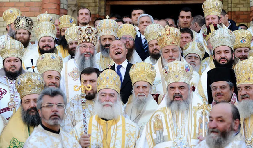 FOTOGRAFIA ZILEI: Traian Băsescu râde cu poftă la canonizarea mitropolitului Andrei Şaguna