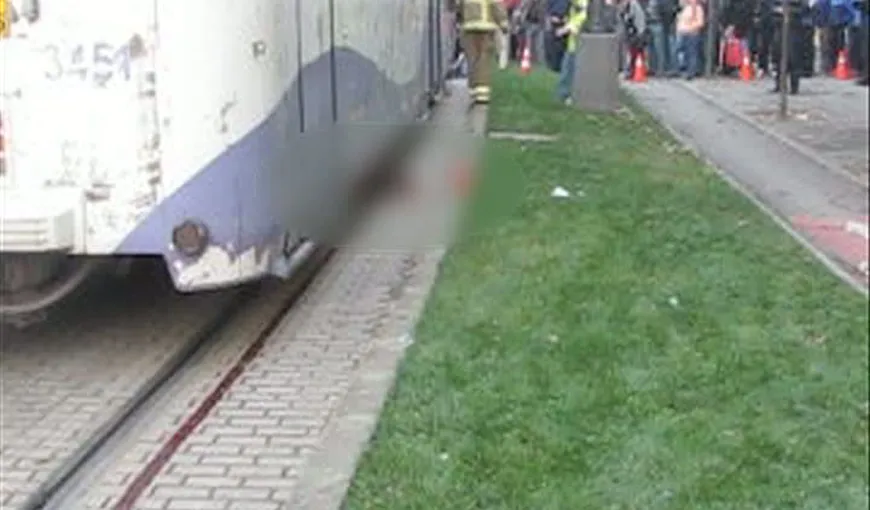 O tânără a murit după ce a fost strivită de roţile unui tramvai