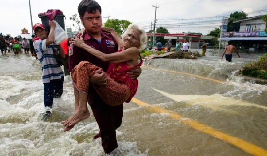 Locuitorii Bangkokului părăsesc oraşul de teamă să nu-şi piardă viaţa VIDEO