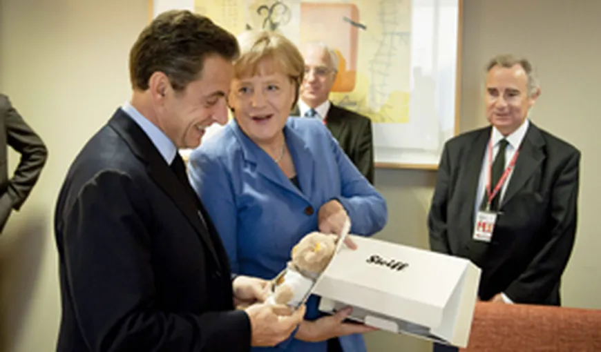 Merkel i-a oferit un ursuleţ de pluş lui Sarkozy, pentru fetiţa sa
