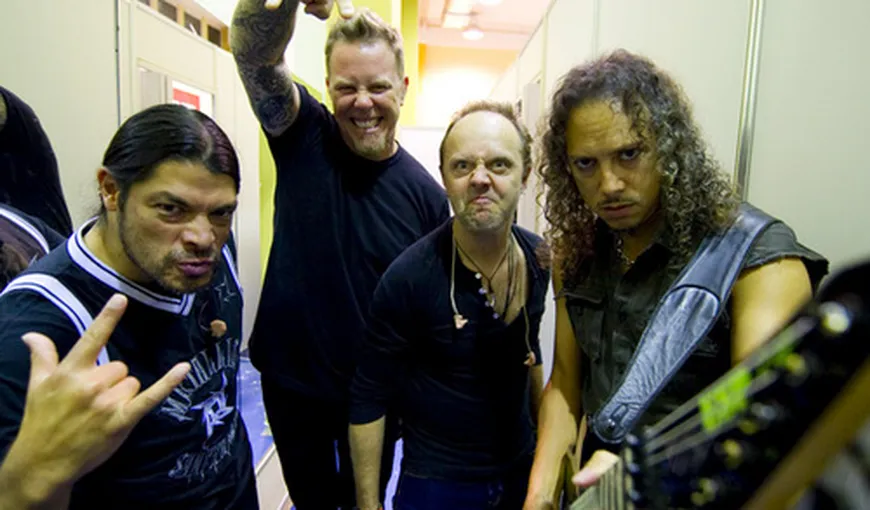 Fanii indieni au distrus scena pe care urma să cânte Metallica VIDEO