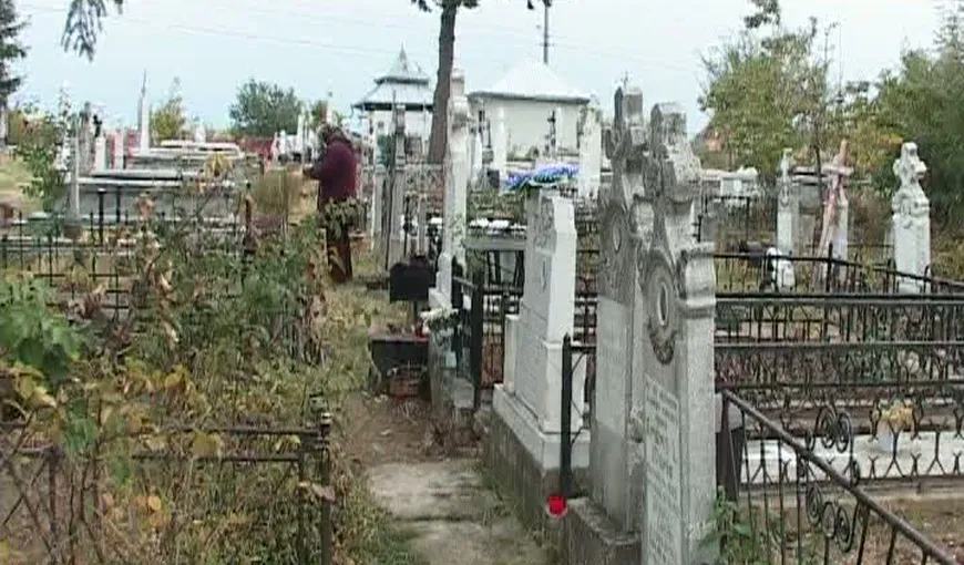 Zeci de morminte din Târgu Jiu au fost profanate