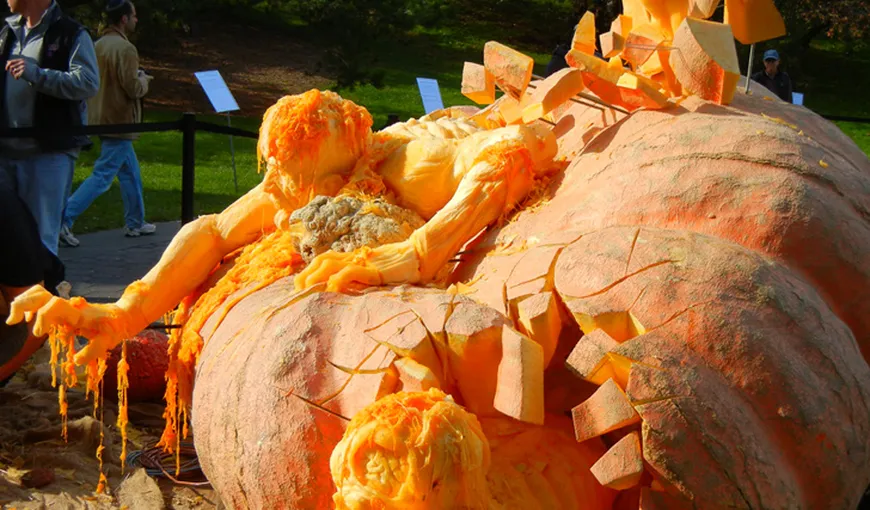 Halloween: Cel mai mare dovleac din lume, transformat într-o sculptură bizară FOTO