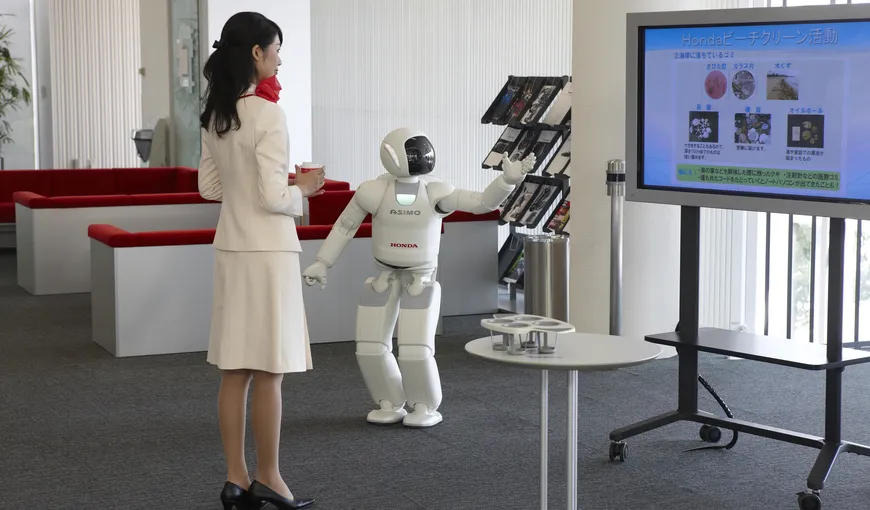 Robotul umanoid ASIMO, noua versiune: A învăţat să anticipeze acţiunile oamenilor VIDEO