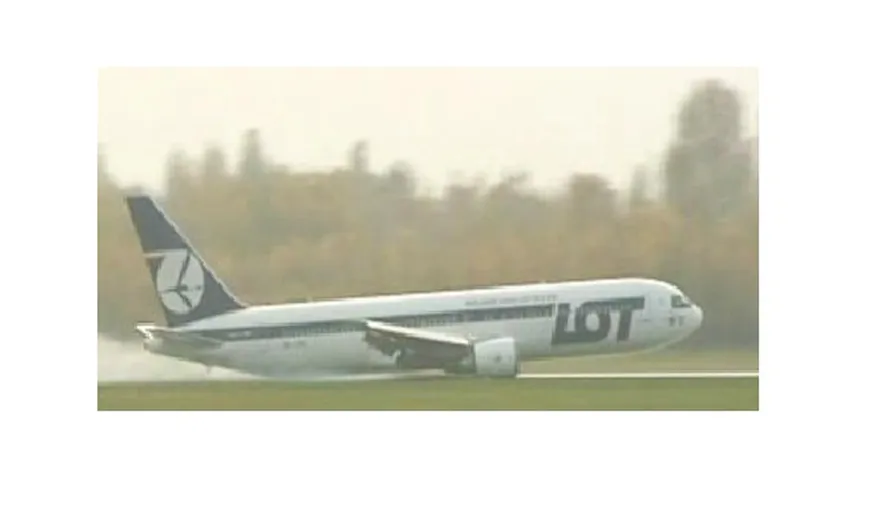 Un avion Boeing a aterizat forţat la Varşovia VIDEO