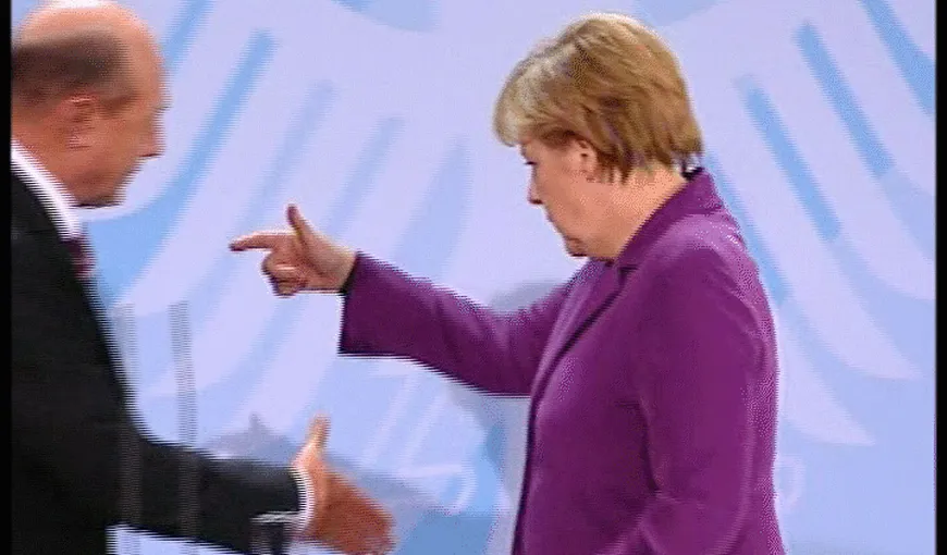 Preşedintele Băsescu, lăsat cu mâna întinsă de cancelarul Angela Merkel VIDEO