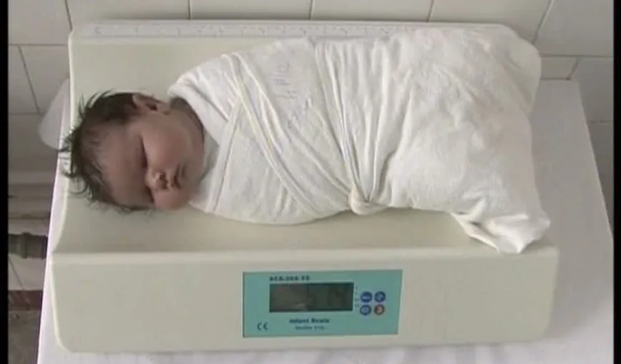 Un bebeluş de şase kilograme îşi caută părinţi. Cea care i-a dat naştere nu o vrea VIDEO