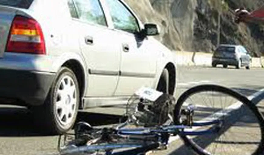 Biciclist lovit cu portiera de un băieţel de 13 ani