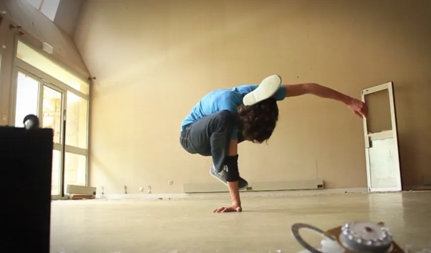 Inedit: Breakdance, combinat cu poziţii de yoga VIDEO