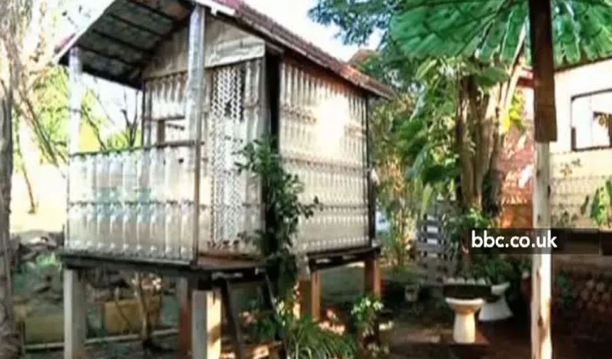 Un argentinian şi-a construit o casă din sticle de plastic VIDEO