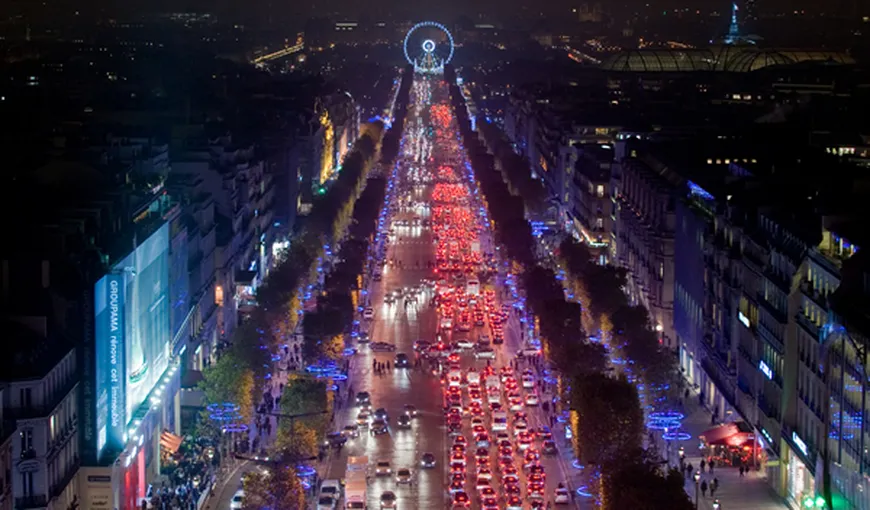 Luminiţele de Crăciun de pe Champs-Elysees sunt alimentate cu energie solară