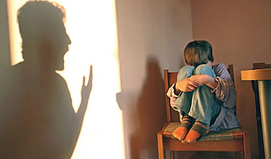 Cruzime din partea unei femei: Doi copii au fost înfometaţi pentru ca mama lor să se prostitueze