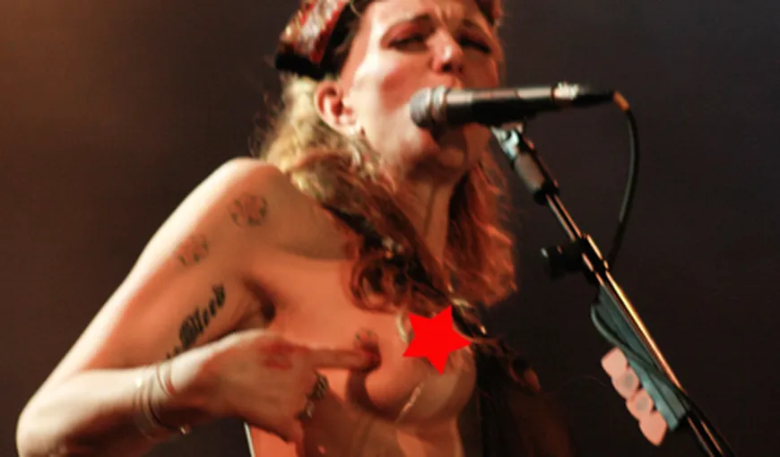 Courtney Love a cântat topless, într-un concert din Brazilia VIDEO