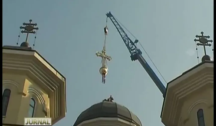 O cruce poleită cu aur a fost montată pe cupola Catedralei din Caransebeş VIDEO