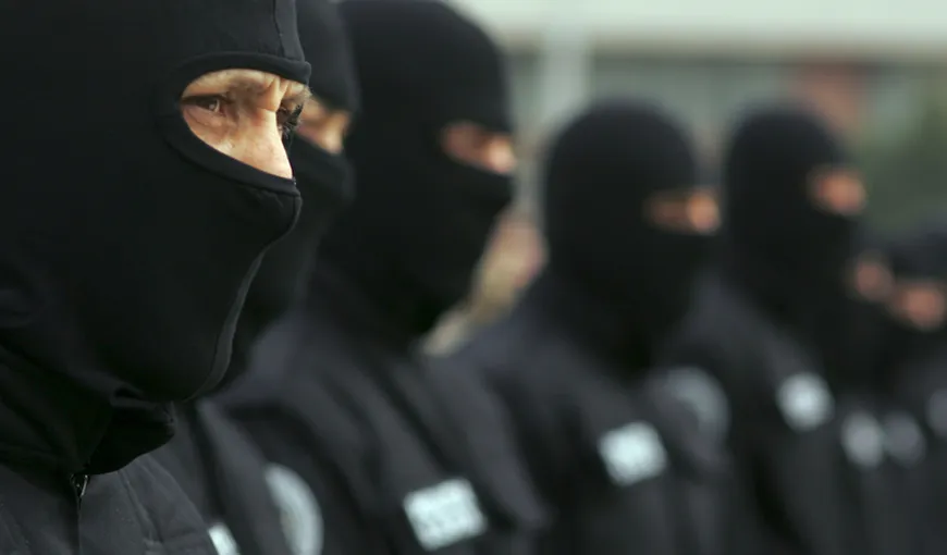 Poliţiştii de la crimă organizată au făcut descinderi la cămătarii din Argeş