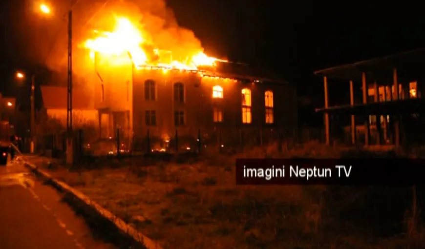 Biserica penticostală din Mangalia, mistuită de flăcări VIDEO