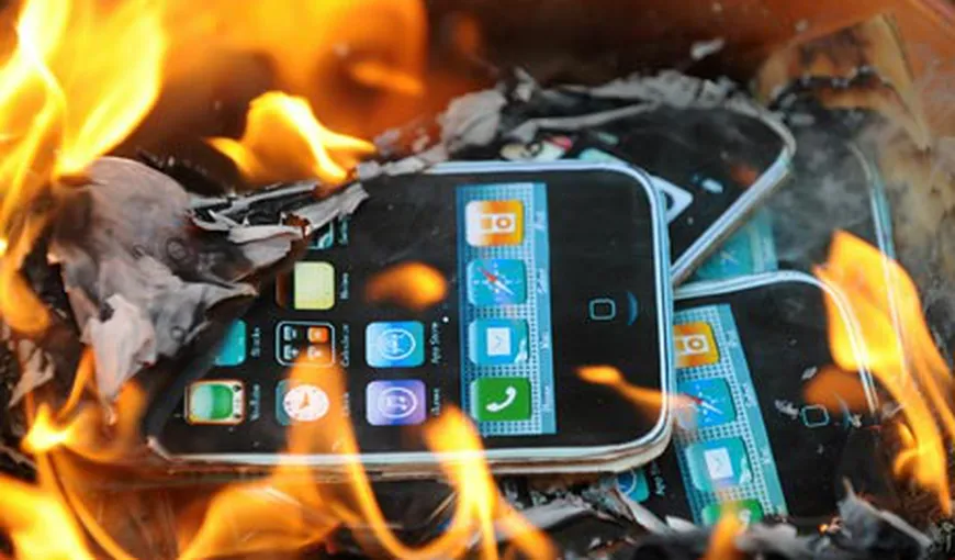 Panică la bordul unui avion după ce un iPhone a luat foc