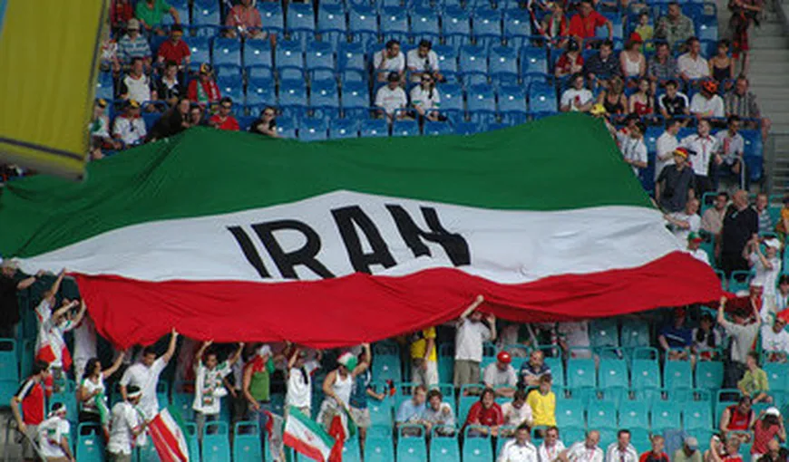 Arbitru iranian, pe post de sac de box. A fost bătut crunt de fani şi jucători VIDEO