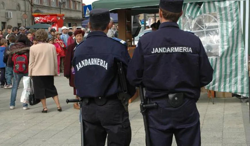 Poliţişti şi jandarmi bătuţi cu pietre de localnici în Râmnicu Sârat VIDEO