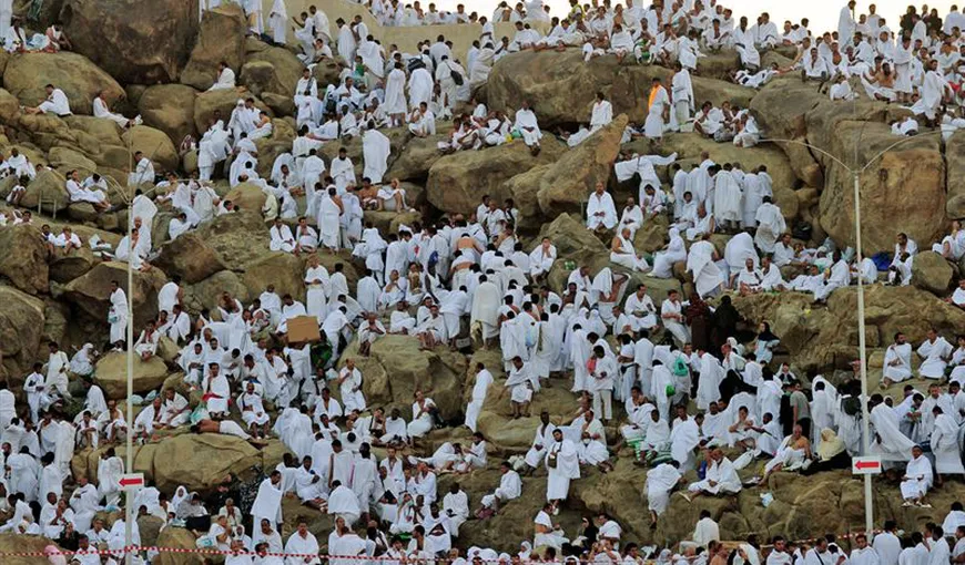 Milioane de musulmani îşi petrec ziua în meditaţie şi rugăciune la muntele Arafat VEZI LIVE