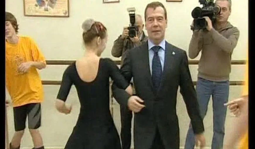 Preşedintele rus Dmitri Medvedev a dansat cu copiii, în cadrul unei lecţii de balet VIDEO