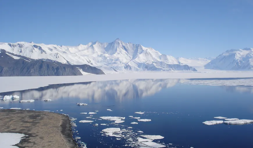 Antarctica pierde mai multă gheaţă decât se credea