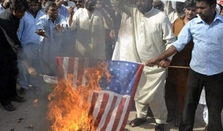 Pakistan: Protestatari au incendiat efigii ale lui Barack Obama şi drapele americane