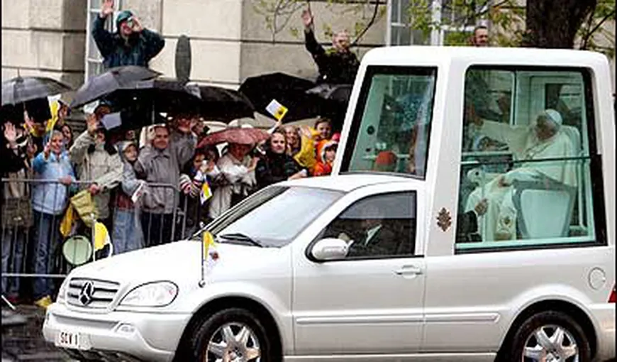 Papa Benedict, dat în judecată pentru că nu a purtat centura de siguranţă în Papa-mobil