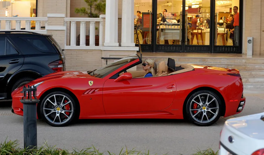 Paris Hilton şi-a făcut cadou un Ferrari de Ziua Recunoştinţei