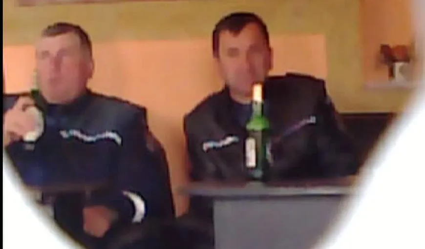 Trei poliţişti maramureşeni, surprinşi la băută în timpul programului VIDEO