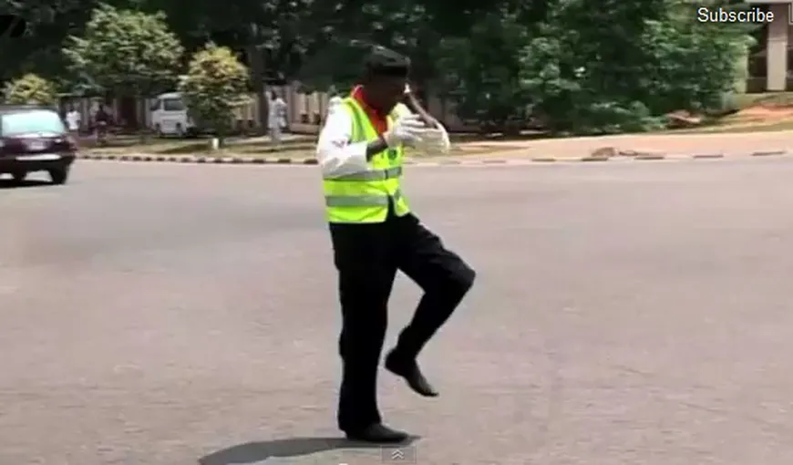 Un poliţist dirijează traficul pe ritm de breakdance VIDEO