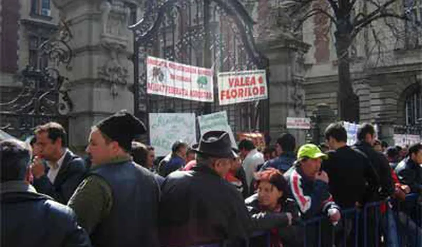 Foamea i-a scos în stradă: Sute de bugetari şi agricultori au protestat în Capitală