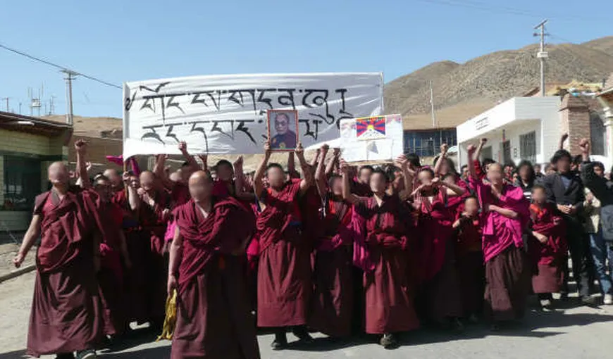 Sute de tibetani protestează în New Delhi împotriva Chinei